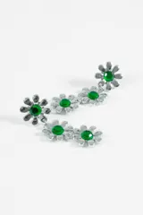 Caravanas largas colgantes con diseño de tres flores en metal plateado, cada una con una piedra verde brillante en el centro.