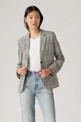 Blazer a cuadros color gris, con solapas de muesca, cierre frontal con un botón y bolsillos delanteros con solapa.