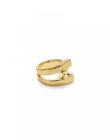 Anillo de aleación de metales bañado en oro de 18k con diseño moderno.