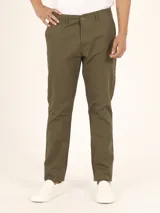 Pantalón chino de hombre color verde oliva, corte slim, sin pinzas, con triple pespunte en las costuras y botones al tono.