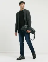 Pantalón de jean con diseño de cinco bolsillos y corte recto slim.