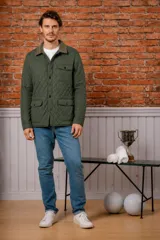 Campera capitoneada de nylon color azul marino, con cuello y detalles en pana, cierre frontal con botones y bolsillos delanteros.