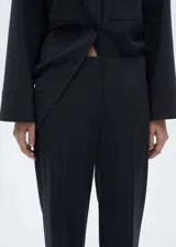 Pantalon de vestir de tiro alto con diseño de raya diplomática, corte recto y cierre oculto de botón, gancho y cremallera. Cuenta con bolsillos de ribete en la parte posterior y aberturas con cierre en el bajo.