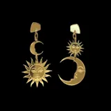 Par de aros colgantes dorados con dije de sol con rostro y dije de luna creciente con rostro.