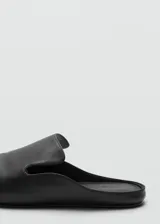Zapatos tipo mule de piel ovino, color negro, diseño slip-on sin cierre, punta cuadrada y suela plana.