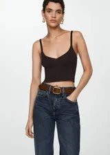 Jeans de tiro alto y corte recto, confeccionados en tejido de algodón estilo denim en color azul oscuro con efecto lavado. Presentan diseño de cinco bolsillos, cierre frontal con cremallera y botón, y trabillas para cinturón.