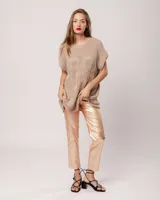 Pantalón negro estilo jeanero confeccionado en gabardina elastizada con terminación metalizada, pierna recta con largo por arriba del tobillo, cierre delantero y botón.