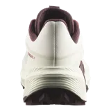 Championes de trail running Salomon Genesis 2, en color beige claro con detalles en bordó y rojo. Cuentan con capellada de Matryx®, sistema de ajuste rápido de cordones Quicklace, suela Contagrip® y tecnología Active Chassis para mayor estabilidad.