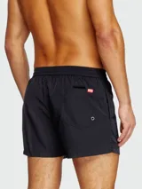 Short de baño para hombre marca Diesel, color negro, con cintura elástica ajustable con cordón y logo grande en tono negro brillante en la pierna derecha.