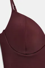 Top de poliamida color bordó, de corte ajustado, con copas estructuradas y tirantes finos regulables.