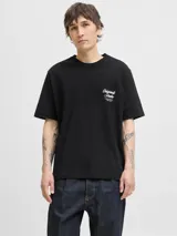 Remera de manga corta y cuello redondo con calce holgado, confeccionada en jersey de algodón. Presenta estampa gráfica en el pecho con la inscripción Originals Studio.