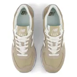 Championes urbanos New Balance modelo 574, color beige con detalles en blanco y gris. Confeccionados con una combinación de gamuza y malla, cuentan con el logo N característico en los laterales y entresuela con tecnología ENCAP para mayor amortiguación y soporte.