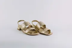 Sandalias rojas de cuero con taco bajo y tiras finas en el empeine y tobillo.