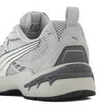 Championes Puma Milenio Tech 2000 SD, color gris con detalles en blanco y negro, confeccionados con malla transpirable y superposiciones de gamuza sintética.