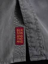 Camisa de manga larga color azul marino, con cuello clásico y cierre frontal de botones.