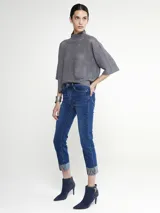 Pantalón de jean azul con botamanga y strass.