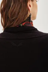 Cardigan largo tipo poncho o chalina, color negro liso, de tejido suave y caída fluida.