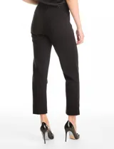 Pantalón de crepe marca Zac & Rachel, color negro, de corte recto y entallado, con largo hasta el tobillo. Presenta pretina con detalles en cuero sintético, pasadores funcionales, cierre con broche interno y bolsillos aplicados en la parte delantera.