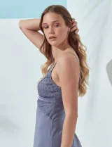 Chemise corta color rosa con breteles finos regulables y aplique de encaje en el busto.