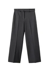 Pantalón de vestir negro de corte recto y tiro medio, con bolsillos laterales y trabillas para cinturón. Incluye un cinturón delgado a juego.