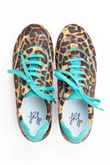 Championes de diseño artesanal con estampado animal print de leopardo. Presentan detalles en cuero color turquesa en la lengüeta, cordones, talón y collarín. Cuentan con una suela plana de goma color caramelo y una cuña interna oculta para mayor comodidad.