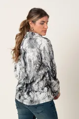 Camisa de manga larga con estampado abstracto en blanco, negro y gris.