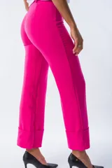 Pantalón sastrero fucsia de corte recto con ruedo con dobladillo.