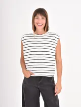 Remera sin mangas de corte holgado, con cuello redondo y diseño de rayas horizontales finas en color negro sobre fondo blanco.