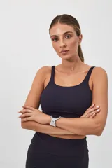 Top deportivo verde oliva con espalda cuadrada y corte ancho debajo del busto.