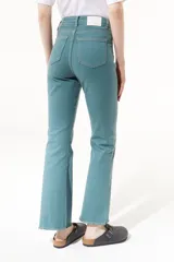 Jean de tiro medio-alto con silueta levemente acampanada desde la rodilla. Confeccionado en denim, presenta un diseño con costuras visibles y ruedo desflecado.