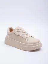 Zapatillas acordonadas color marrón con base de plataforma blanca y recortes texturizados.