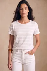 Remera de manga corta y cuello redondo, con diseño de rayas horizontales en tonos claros, corte ajustado al cuerpo.