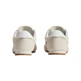 Championes Vans modelo Super Lowpro, de perfil bajo, color crema con la icónica banda lateral en negro y suela de goma color caramelo.