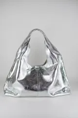 Cartera hobo de cuero color plateado, con diseño flexible de silueta triangular, asa integrada y caída natural.