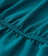 Blusa color verde azulado con escote bardot, mangas cortas abullonadas con elástico y cintura con lazo ajustable.