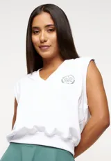 Musculosa blanca con cuello en V y logo bordado en el pecho.