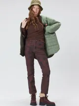 Campera reversible capitoneada con cierre frontal. Un lado es de color negro y el otro es de color beige, ambos con diseño acolchado. Cuenta con cuello redondo, mangas largas y bolsillos laterales.