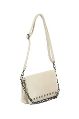 Bandolera negra con solapa, correa ajustable y desmontable. Decorada con una cadena metálica en el frente y tachas hexagonales plateadas en la parte inferior.