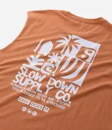 Musculosa masculina de algodón color tostado, con cuello redondo y sisas amplias. Presenta estampa pequeña en el pecho y diseño gráfico grande en la espalda, con un corte holgado y cómodo.