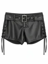 Short negro de cuero sintético con cierre frontal metálico, cinturón integrado con ojalillos y detalles de cordones cruzados en los laterales.