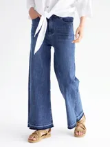 Pantalón de jean azul de corte ancho.