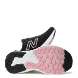 Championes de running New Balance Fresh Foam Evoz para mujer, color negro con el logotipo lateral y detalles en rosado, entresuela blanca y suela con amortiguación.