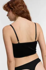 Corset rojo de terciopelo con breteles finos y copas preformadas.