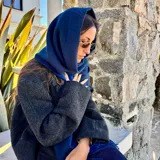 Bufanda de lana color azul marino con flecos en los extremos.