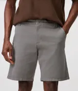 Bermuda masculina de sarga color beige con corte recto, bolsillos funcionales y trabillas para cinturón.