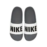 Ojotas Nike Offcourt Slide, color gris oscuro con tira ancha blanca y el nombre de la marca en relieve negro.