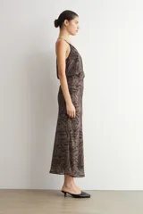 Falda midi de corte evasé con estampado animal print en tonos tostado y negro.