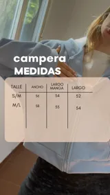 Campera de jogging color crudo, con cierre frontal completo, cuello alto y bolsillos laterales. Confeccionada en tela frizada en su interior.