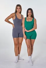 Enterito corto deportivo verde esmeralda, de calce ajustado y tejido acanalado.