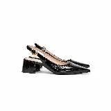 Zapatos slingback de cuero charolado negro, con punta fina, taco ancho bajo y tira trasera ajustable con hebilla metálica dorada.
